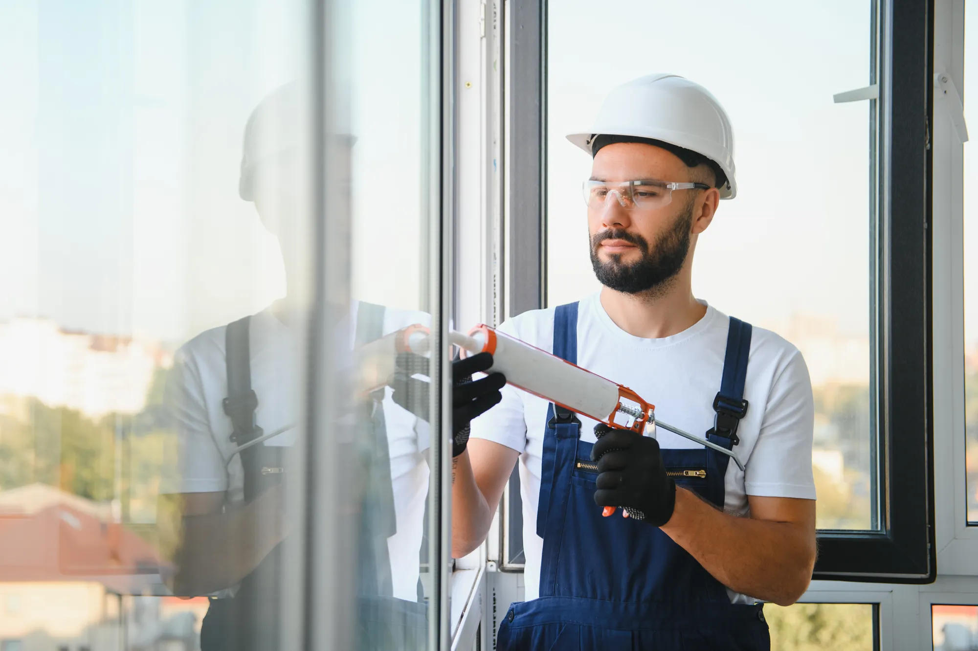 Neues Fenster wird eingebaut und abgedichtet